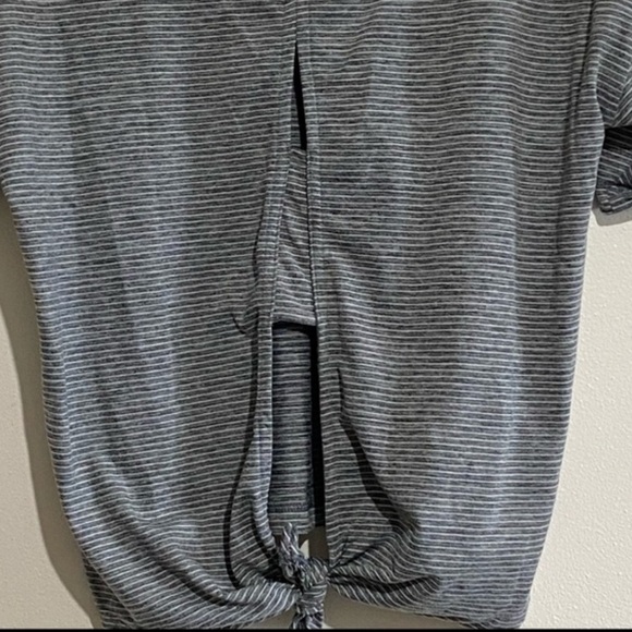 GAP Fit gray/white striped short sleeve keyhole cutout back cropped tee - Picture 6 of 9